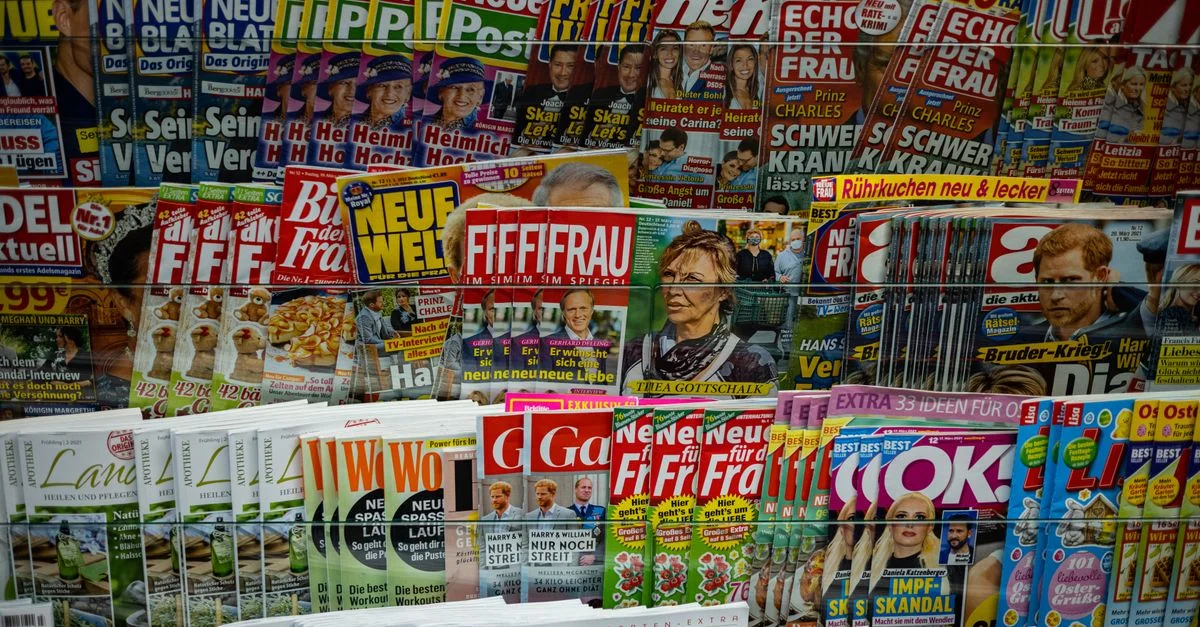Une présentation vibrante de magazines dans un kiosque, mettant en avant divers couvertures et titres colorés.